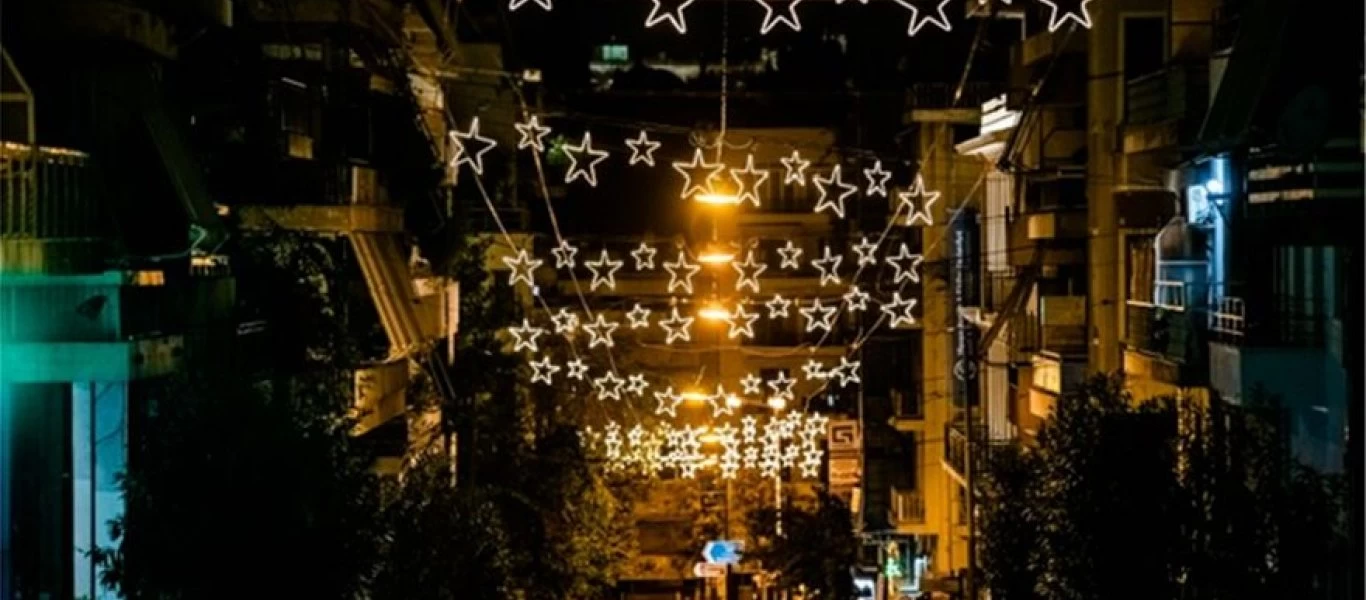 Ο απλός στολισμός για την Αθήνα αλλά με κλειστά μαγαζιά και τον κόσμο στα σπίτια του (φωτό)